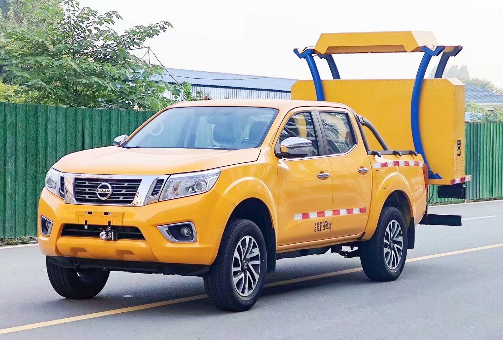 新款日產(chǎn)皮卡四驅(qū)防撞緩沖車“他來了”